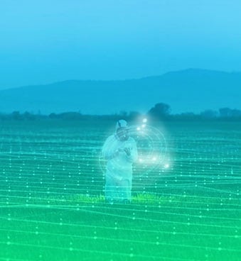 Mann auf dem Bauernhof mit einer Drohne, um ein Feld zu scannen 