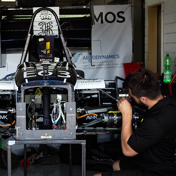 Sntnu revolve team working on their car